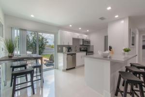 Dania Beach Beauty 3BR with Hot Tub