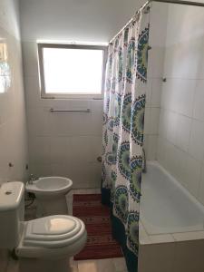 A bathroom at Simabo's Backpackers' Hostel