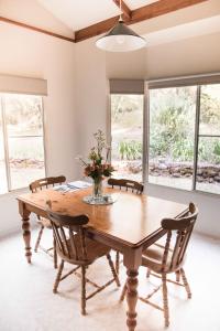 Fotografie z fotogalerie ubytování Harmony Forest Cottages & Lake side Lodge v destinaci Margaret River