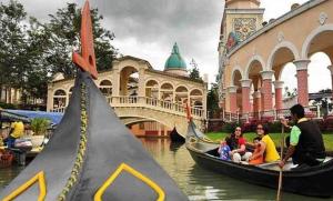 a group of people riding in a gondola on a river at Villa kota bunga cipanas 3 kamar baru in Cikundul