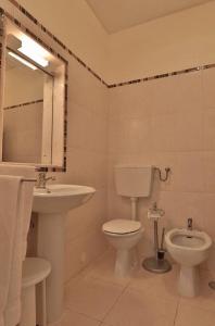 Baño blanco con lavabo y aseo en Casa Vale do Lobo 114 - Great Townhouse few minutes walk from Beach Praca en Vale do Lobo