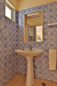 a bathroom with a sink and a mirror at Casa Vale do Lobo 114 - Great Townhouse few minutes walk from Beach Praca in Vale do Lobo