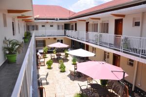 Rõdu või terrass majutusasutuses Sandton Hotel Kasese