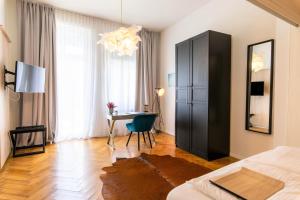 a bedroom with a bed and a desk in a room at Luxstay Bad Nauheim - Self-Check-In in Bad Nauheim
