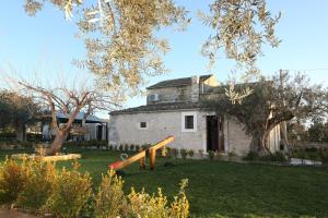 A garden outside Serravalle Relais & Country Villa with private pool - Esclusive use