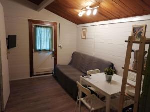 sala de estar con sofá y mesa en Camping la Pedrera, en Bigastro