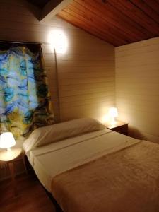 1 dormitorio con 2 camas y 2 lámparas en las mesas en Camping la Pedrera en Bigastro