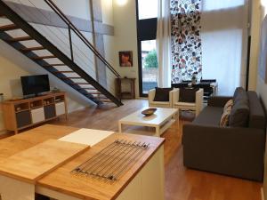 een woonkamer met een bank en een tafel bij Cozy Loft in Tres Cantos, 20 min to Madrid in Tres Cantos