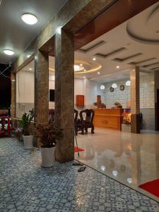eine Lobby mit einem Spiegel in der Mitte eines Zimmers in der Unterkunft Hotel Sen Việt Bạc Liêu in Bạc Liêu