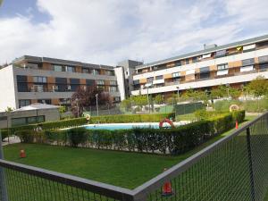 Bazén v ubytování Cozy Loft in Tres Cantos, 20 min to Madrid nebo v jeho okolí