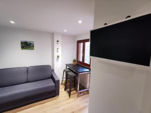 uma sala de estar com um sofá e uma mesa em Rives and Sleep em Thonon-les-Bains