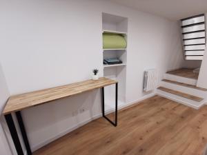 een kamer met een bureau en een trap erin bij Rives and Sleep in Thonon-les-Bains +23 foto's