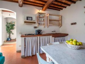 Apartment Crepuscolo by Interhome في Serravalle Pistoiese: مطبخ مع طاولة عليها صحن من الفواكه