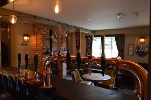 een bar met een stel honkbalknuppels bij The Forresters Arms Kilburn in Kilburn