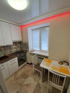 Cuisine ou kitchenette dans l'établissement New apartment on prospekt Nauki