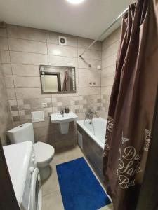 Salle de bains dans l'établissement New apartment on prospekt Nauki