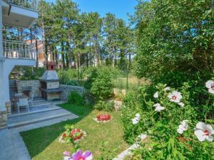 Zahrada ubytování Apartment Fuma-5 by Interhome