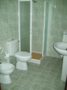 e bagno con servizi igienici, doccia e lavandino. di B&B La Posada Stintino a Stintino