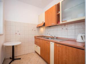 Kuchyňa alebo kuchynka v ubytovaní Apartment Fuma-2 by Interhome
