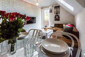 a living room with a table with red roses on it at Apartamenty hoteLOVE z sauną in Karpacz