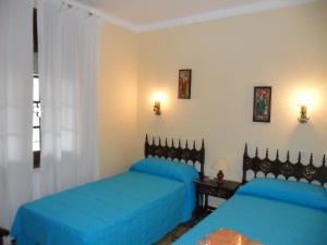 2 camas en un dormitorio con sábanas azules en Holiday Home Les 4 Saisons by Interhome, en L'Escala