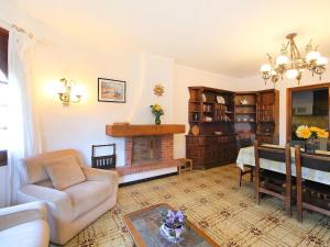 Posezení v ubytování Holiday Home Les 4 Saisons by Interhome