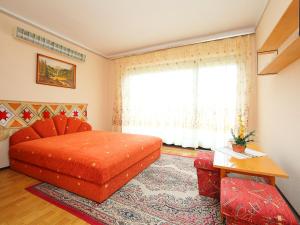 een slaapkamer met een bed en een raam bij Holiday Home Palma by Interhome in Balatonszárszó