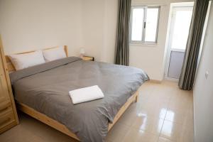 um quarto com uma cama com uma almofada branca em Dali House em Amã