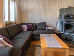 LahdenperäにあるHoliday Home Noukatti by Interhomeのリビングルーム(ソファ、コーヒーテーブル付)