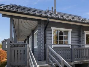 LahdenperäにあるHoliday Home Otava by Interhomeのポーチと窓のある木造家屋