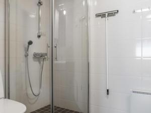 Koupelna v ubytování Holiday Home Päivänsäde 8 lapinkulta by Interhome