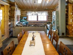 een eetkamer met een tafel met hondenspeelgoed erop bij Holiday Home Äkäsranta by Interhome in Äkäsjoensuu