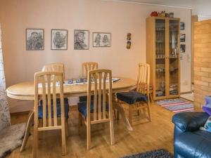 een eetkamer met een tafel en stoelen bij Holiday Home Kesänkilehto by Interhome in Äkäslompolo