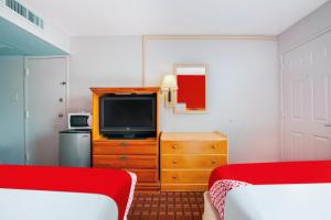 Kuchyň nebo kuchyňský kout v ubytování OYO Hotel Houston Southwest I-69