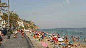 tłum ludzi na plaży z oceanem w obiekcie Apartamento Sol e Mar Sesimbra w mieście Sesimbra