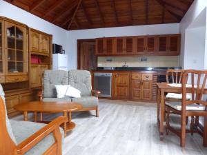 Breña AltaにあるCasa Bruniのキッチン(木製キャビネット、テーブル、椅子付)