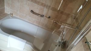 eine weiße Badewanne in einem Badezimmer mit Toilette in der Unterkunft The Down Inn in Bridgnorth