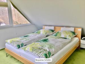 Una cama con dos almohadas encima en una habitación. en Ferienwohnung Rundblick, en Hohwacht