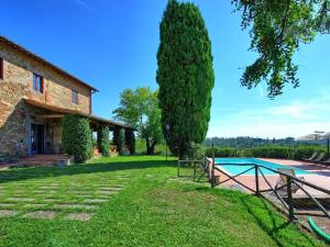 モンテルーポ・フィオレンティーノにあるHoliday Home Il Frantoio by Interhomeの外側の景色を望む客室で、スイミングプールを望めます。