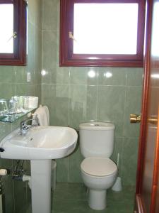łazienka z toaletą i umywalką w obiekcie Hostal El Botero w mieście Cuzcurrita-Río Tirón