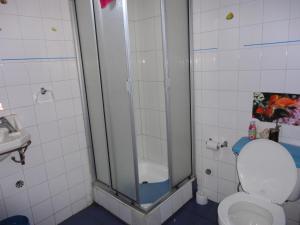 e bagno con doccia, servizi igienici e lavandino. di Hostal Armando a Valparaíso