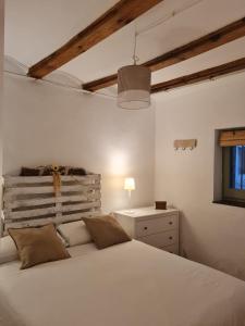 a bedroom with a large white bed and a window at Cal cabironet in Masdenverge