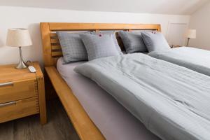 1 dormitorio con 2 camas y mesita de noche con lámpara en Gästezimmer Gutshof Bestenbostel Eine Oase der Ruhe, en Wedemark