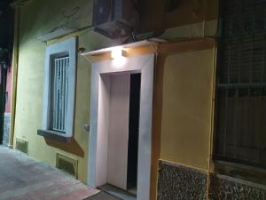ein Flur mit einer Lampe an der Seite eines Gebäudes in der Unterkunft Soggiorno tra storia e design - la Domus in Ercolano