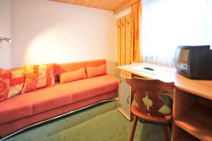 TV a/nebo společenská místnost v ubytování Hotel Galtürerhof inklusive Silvrettacard Premium