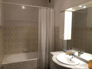 ein Badezimmer mit Waschbecken, Dusche und Badewanne in der Unterkunft L'Appartement d'Hélène in Sarlat-la-Canéda