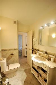 マラガにあるMorlacoのバスルーム(洗面台、トイレ、鏡付)