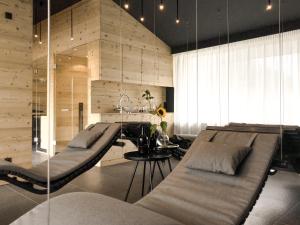エーベン・イム・ポンガウにあるride & relax Aparthotel Schwarzのベッド2台とテーブルが備わる客室です。