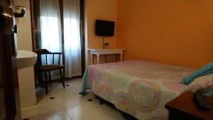Ένα ή περισσότερα κρεβάτια σε δωμάτιο στο Hostal Don Jaime I y II