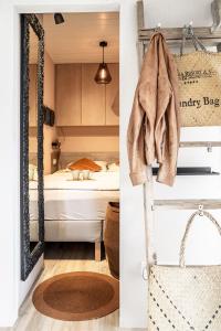 een slaapkamer met een bed en een spiegel bij Tiny House im Salzburger Seenland mit Bergpanorama in Schleedorf